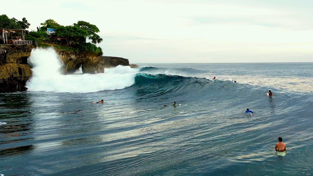 CLEAN BLUE WAVES, NUSA CENINGAN, BALI, INDONESIA - MARCH 9, 2025