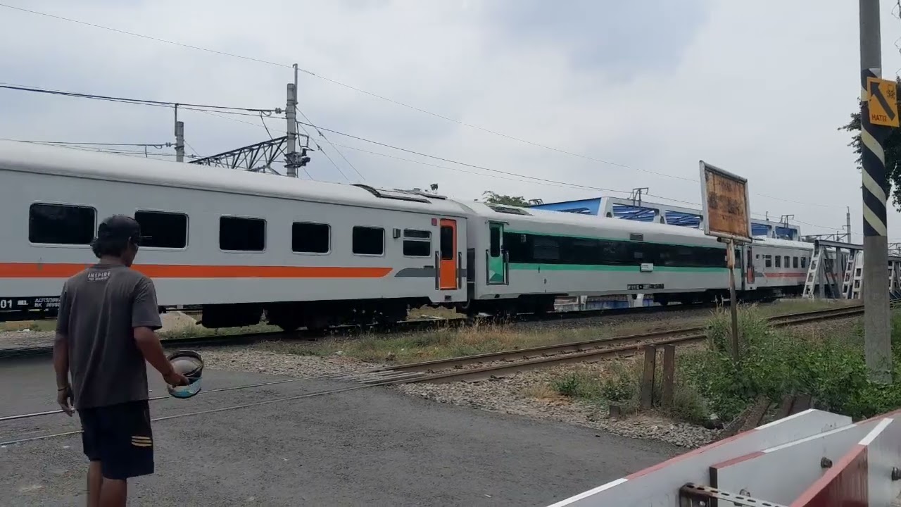 (Rangkaian New Generation) K.A 270 Matarmaja melintas di PJL 110 Jalan K.H Fudholi, Cikarang.
