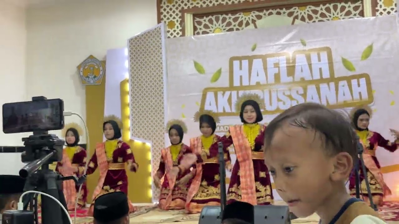 TARIAN INDANG OLEH SANTRIWATI PONDOK PESANTREN YANABI’UL ULUM WAL HIKAM - SIDORESMO DALAM SURABAYA
