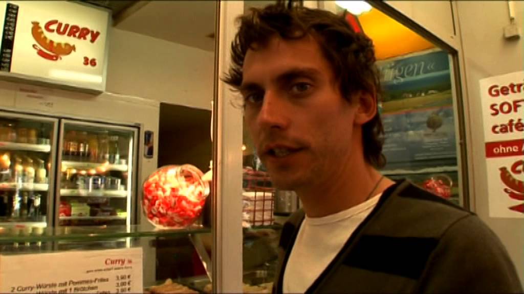 Berlín | Paco León prueba el Currywurst | Planeta Finito