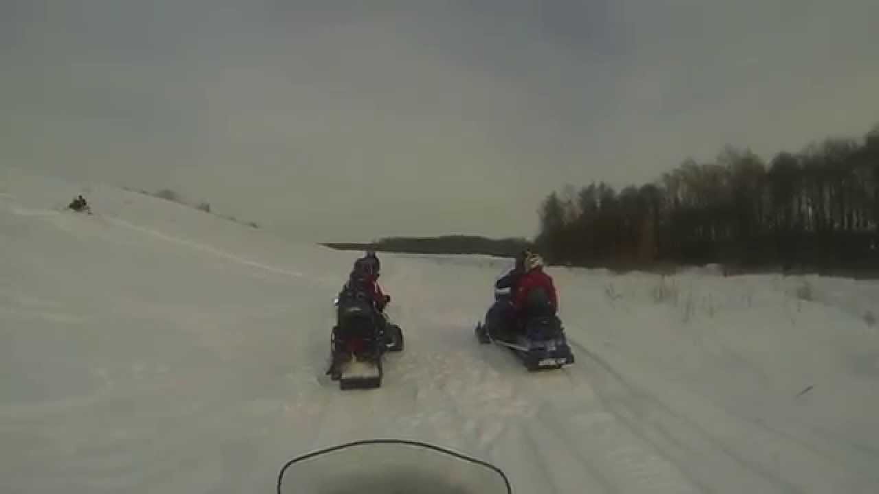 По полям на снегоходах. Один BRP 1200 против 5 Arctic Cat