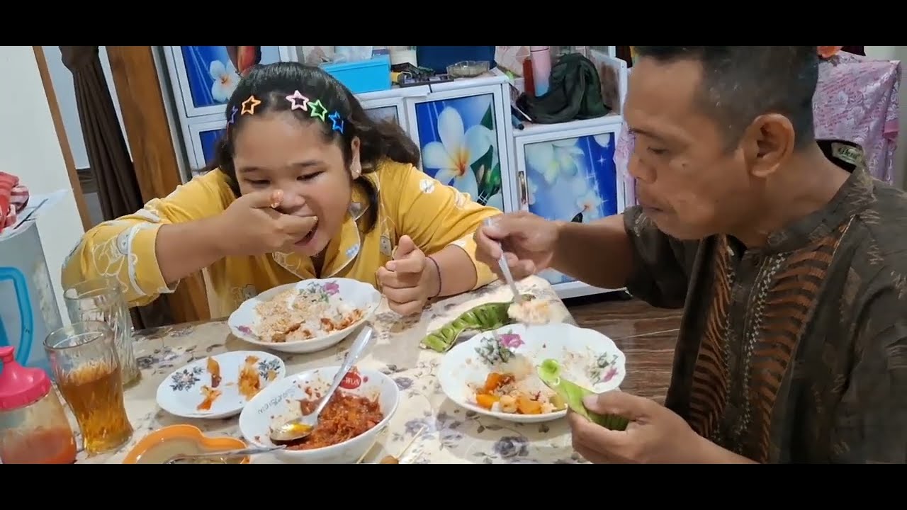 Berbuka hari ke11 kita masak sambal udang ,rebusan pucuk ubi karet dan minumanya es teh manis cee