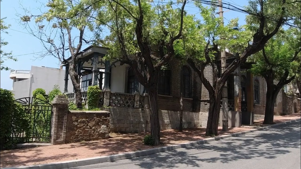 发现一栋外国人建的老洋房，木门廊特精致，无人居住可惜了！