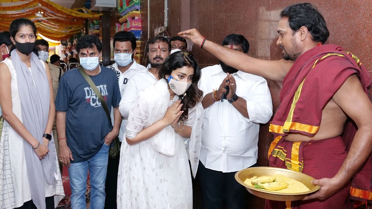 Actress Shriya Saran Visits Vijayawada Kanaka Durga Temple Over Occasion Of Navaratri | Filmylooks