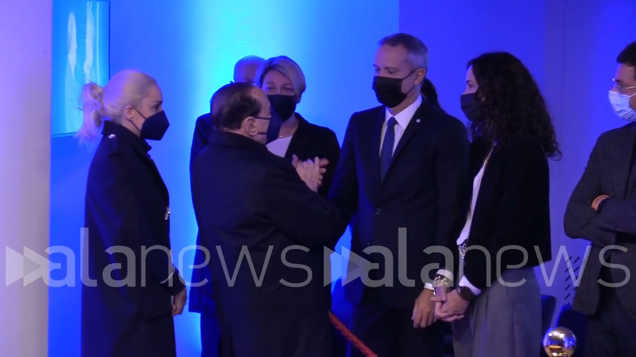 Ennio Doris, un commosso Silvio Berlusconi in visita alla camera ardente