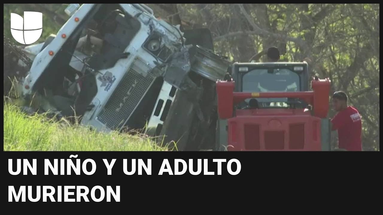 Un autobús escolar con decenas de niños se vuelca en Texas: hay dos muertos