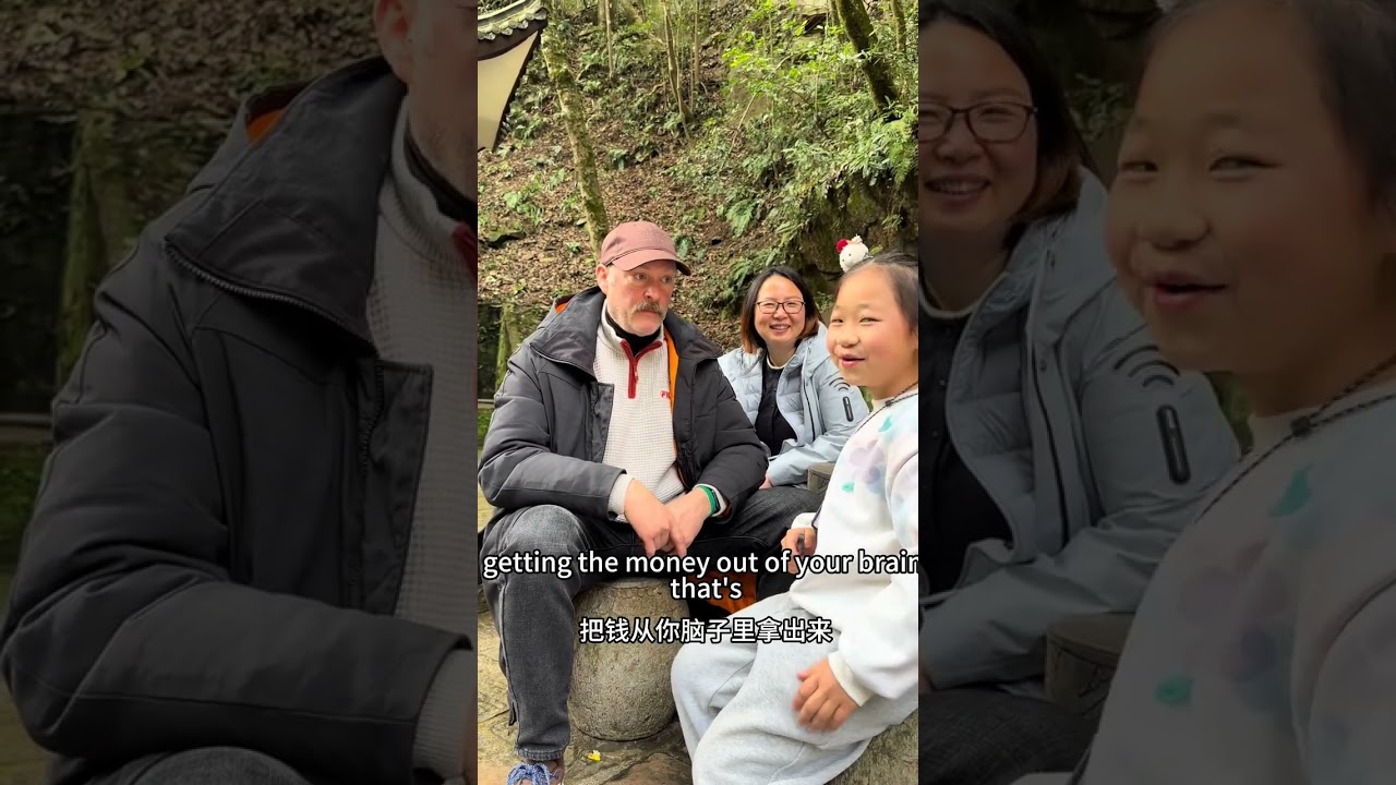 8歲Angel張家界景區和英國人閒聊，非常有趣非常智慧的英國朋友,第二次遇見太有緣了。他到張家界就在張家界國家森林公園遇見了Angel！ 和英國人人人聊得超開心 一起感受張家界人的熱情 #英