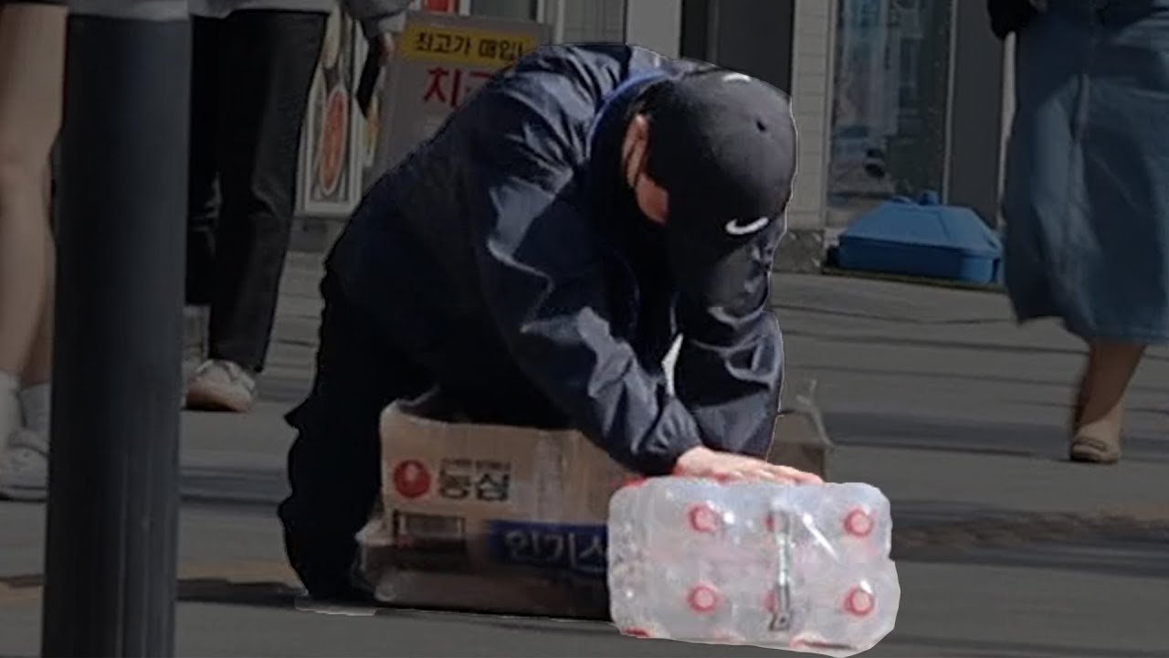 과로로 길거리에 쓰러진 배달원을 본다면? What if a delivery guy falls down on the street from working too hard?