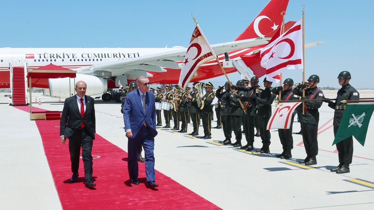 Cumhurbaşkanı Erdoğan, Ercan Havalimanı'nda resmi törenle karşılandı