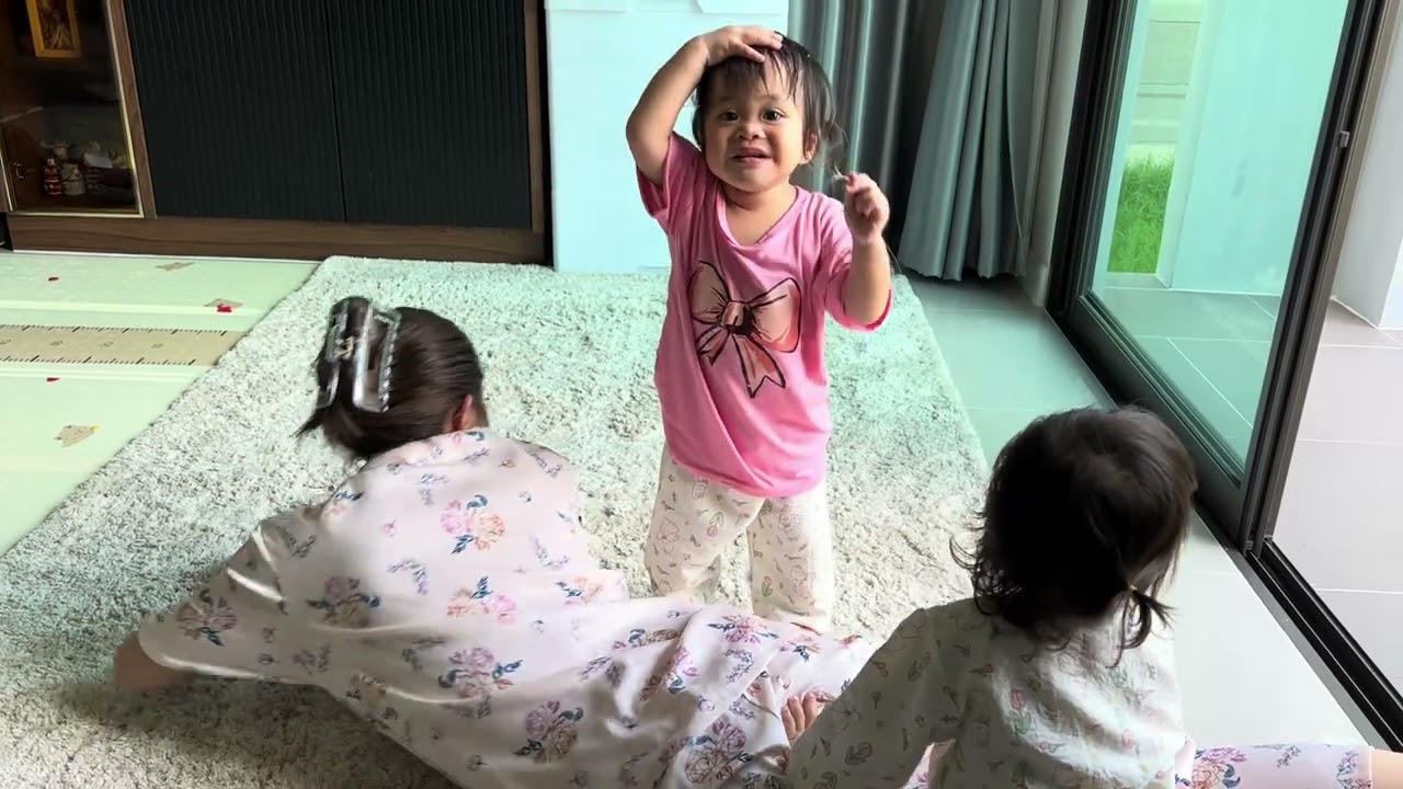 เล่นกับแม่จ๋าดีดี ดูตอนท้ายพ่อจ๋ามา รีบหาเลย