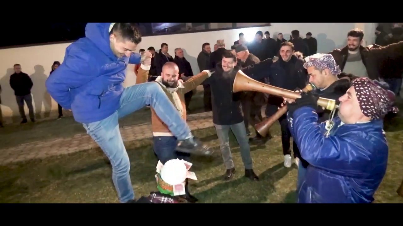VALLE BURRASH e bukur dhe e rend me daulle
