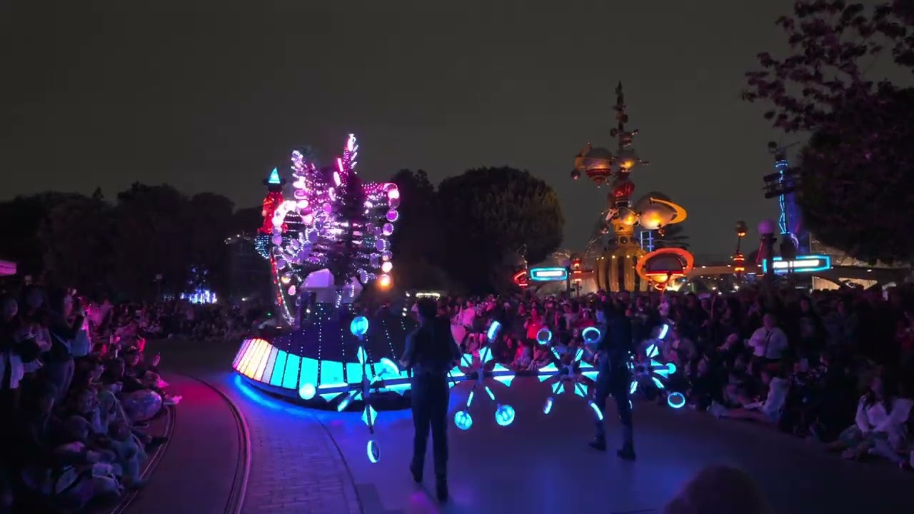 #IMPROMPTU DANCE PARTY FOLLOWING THE LAST PAINT THE NIGHT FLOAT 2025 #disneyland70
