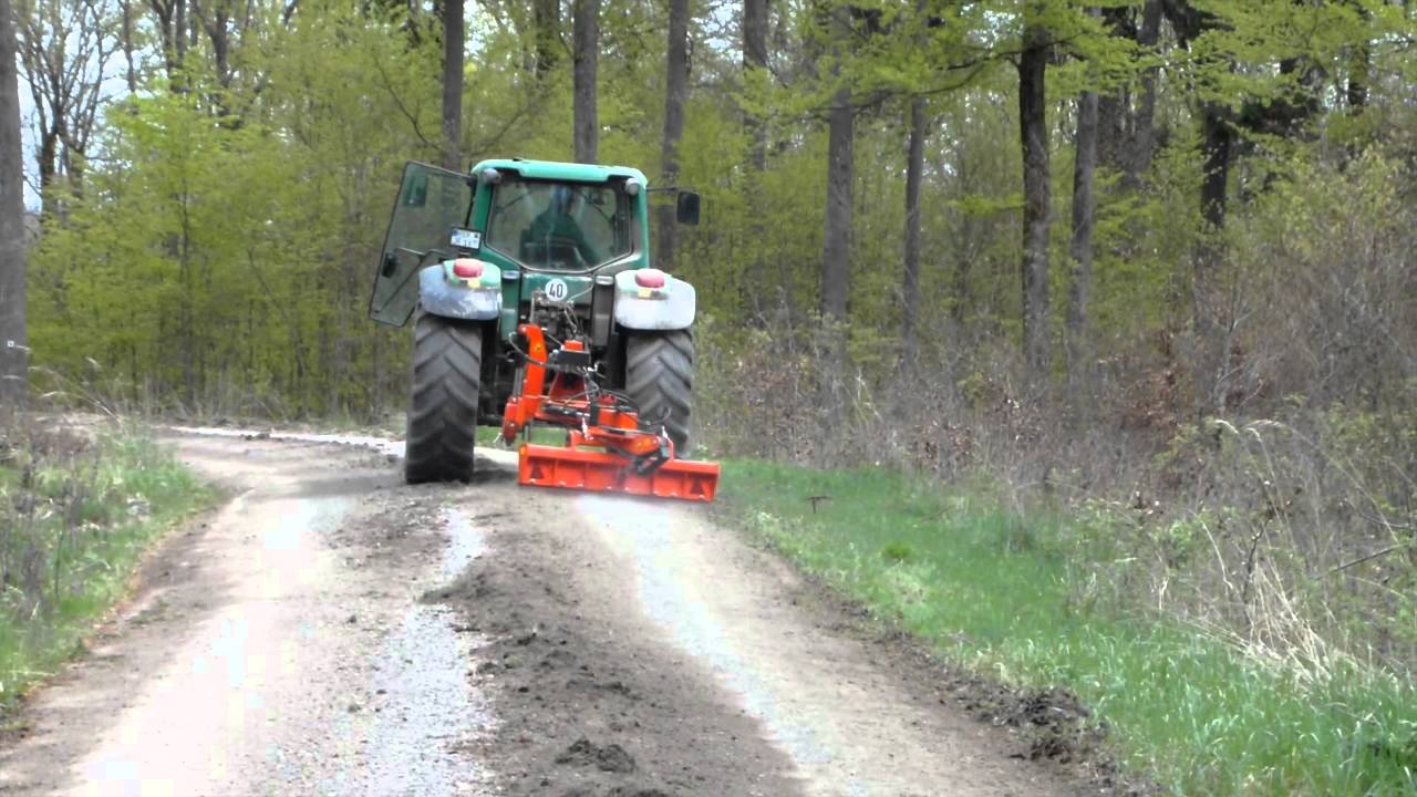 Kommunale Wegeaufbereitung mit Wegpflegegerät