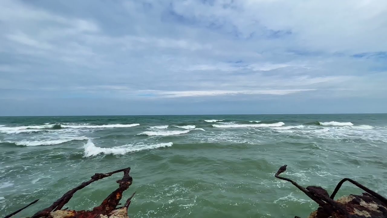 strong wave at huahin beach