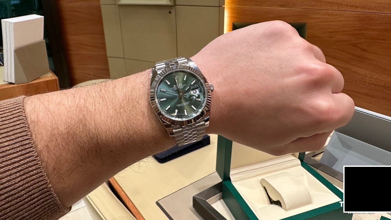 Покупка новых часов Rolex DateJust с циферблатом мятно-зелёного цвета диаметром 41 мм у авторизов...