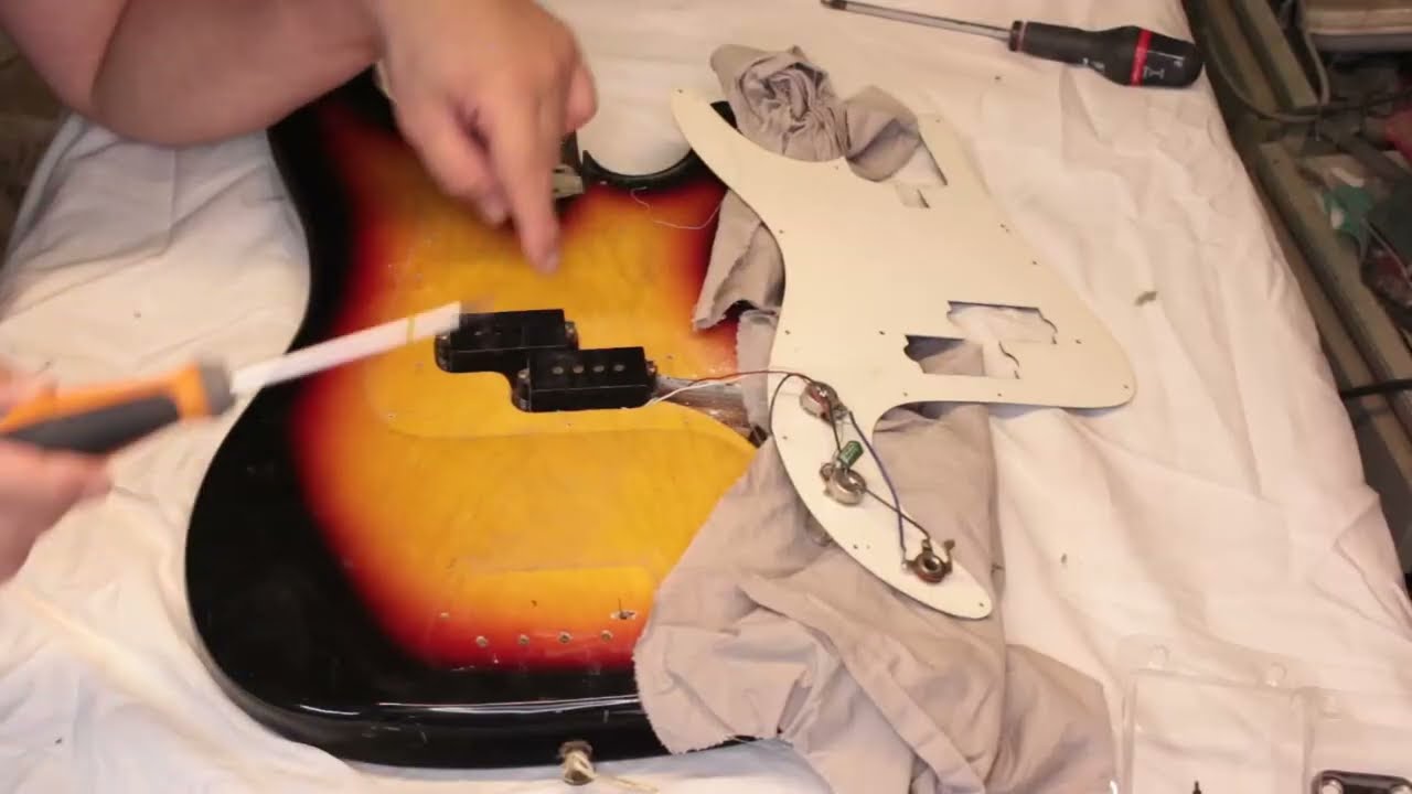 Satisfying : repairing adjusting and cleaning a Hondo bass guitar part 01
