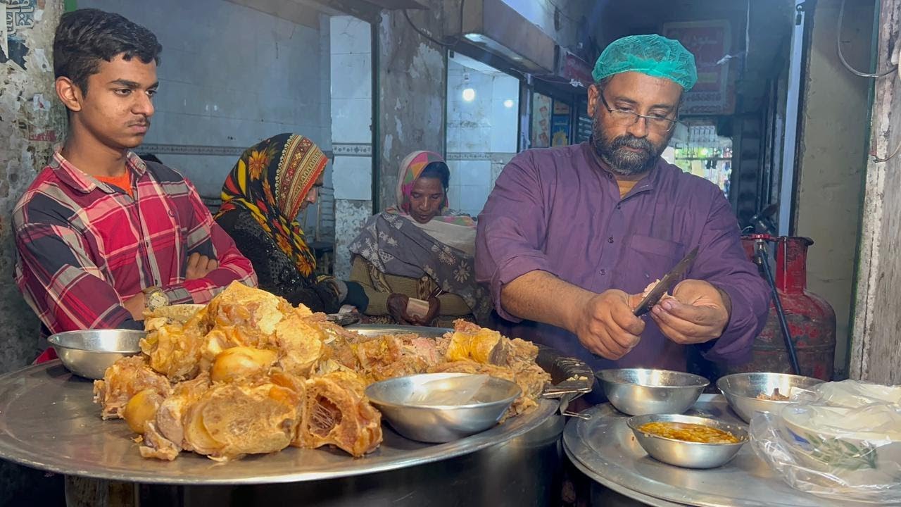 😱 KING & QUEEN OF LAHORE EATING BONG PAYE | 100-YEAR-OLD SECRET RECIPE 🕰️ | CHEAPEST BONG PAYE EVER