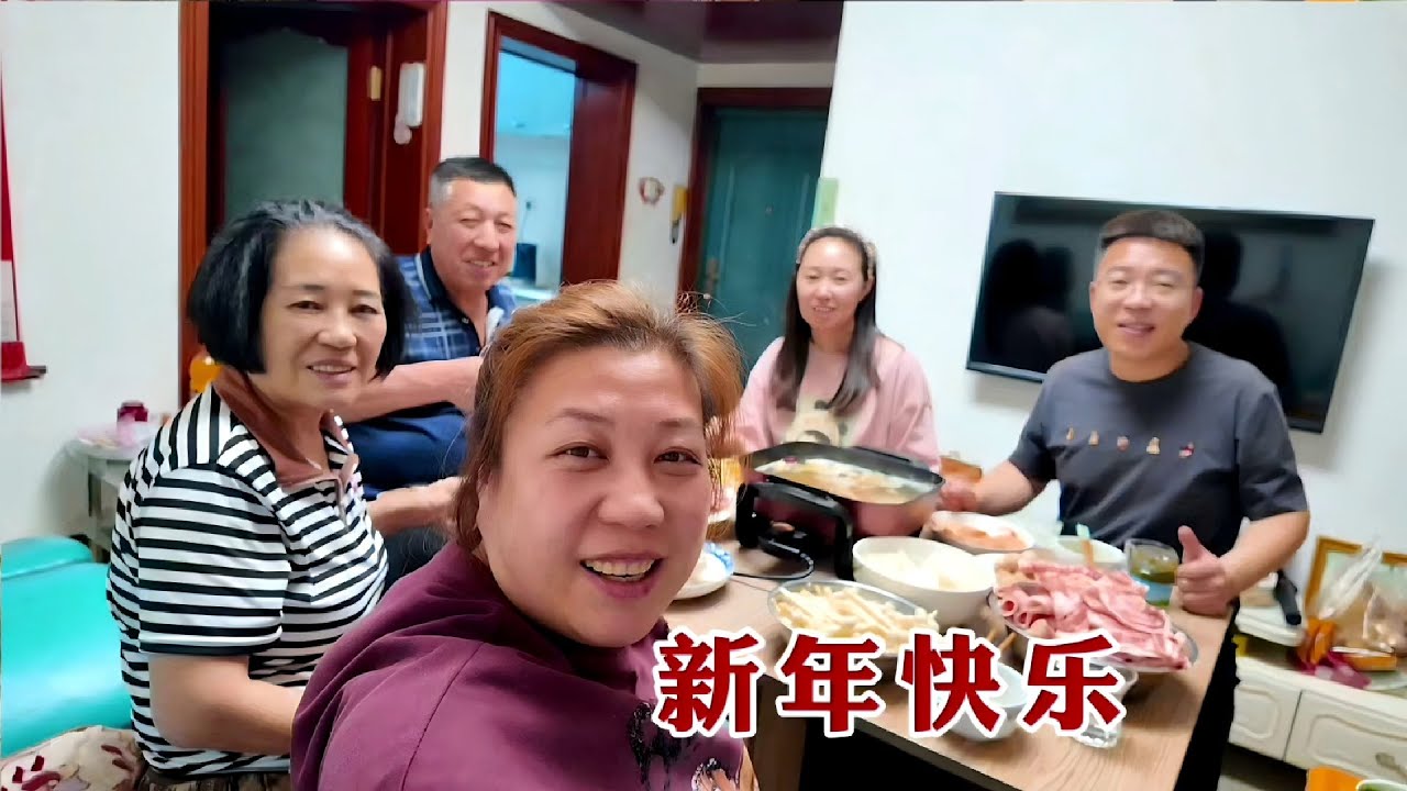 【160斤大龄女】和爸妈在老家过新年，听老爸讲三十年前的故事，祝大家新年快乐