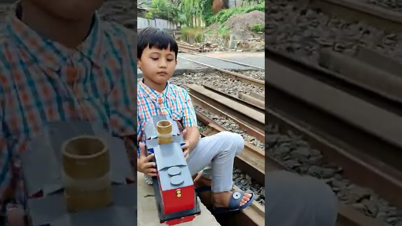 Truk Oleng Telolet Di Rel Kereta Api