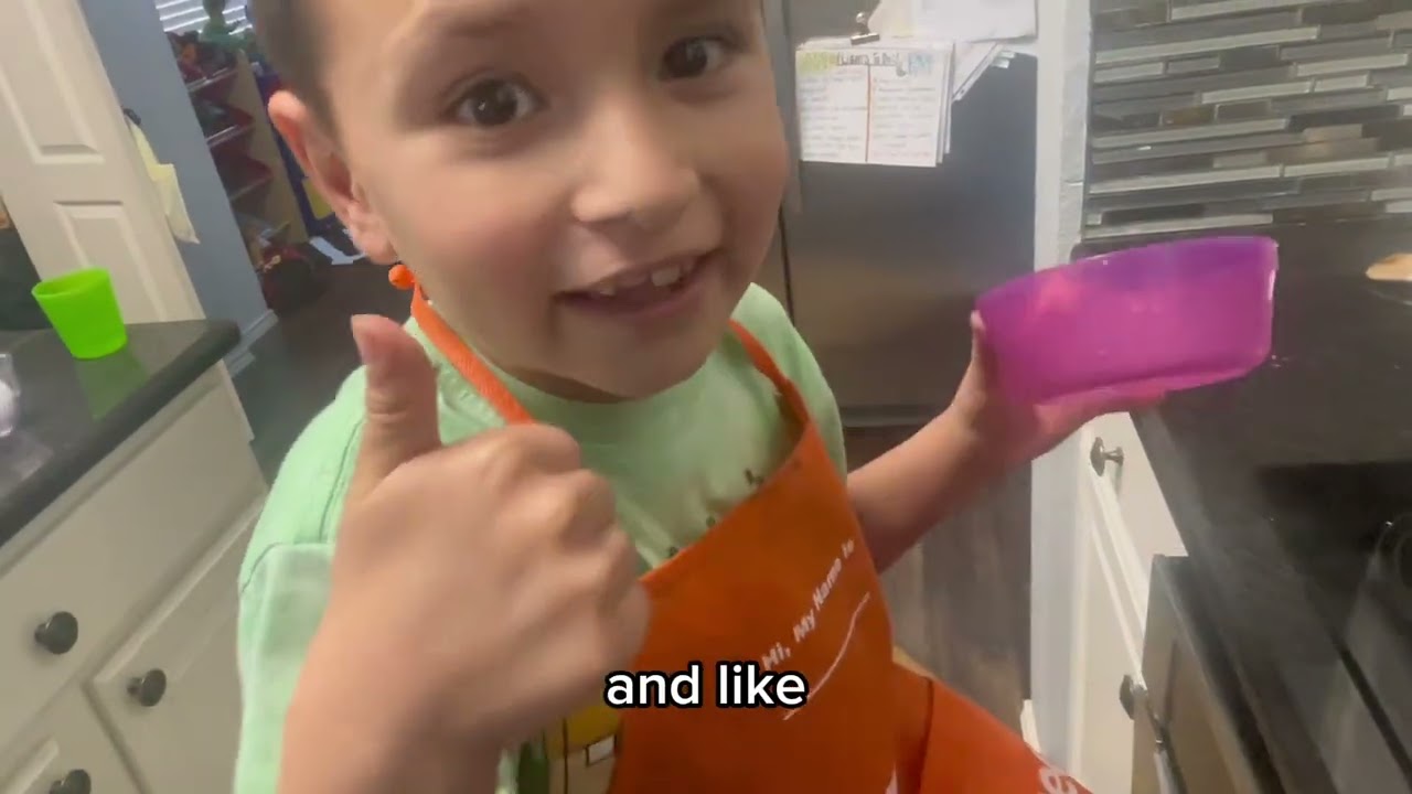LIL LIAM MAKES GREEN EGGS AND HAM (AND PANCAKES)