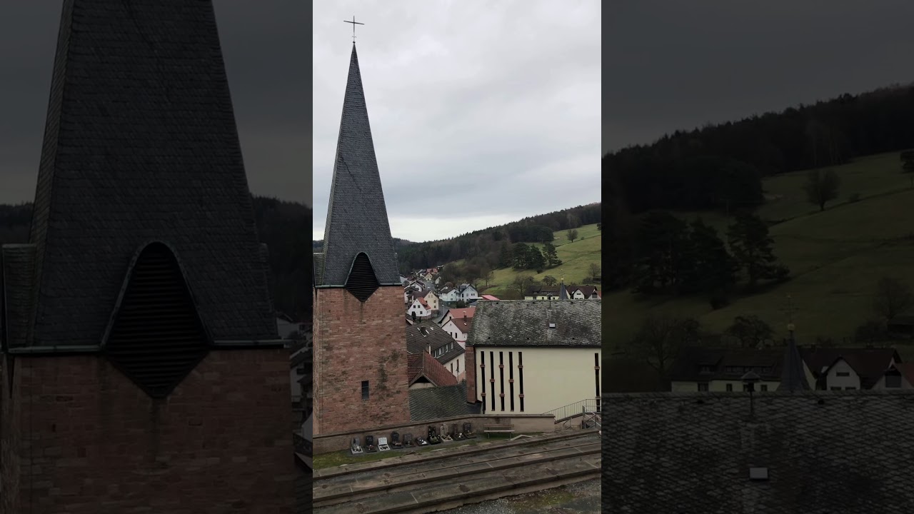 Wallfahrtskirche und Kirchenburg in Mespelbrunn im Landkreis Aschaffenburg