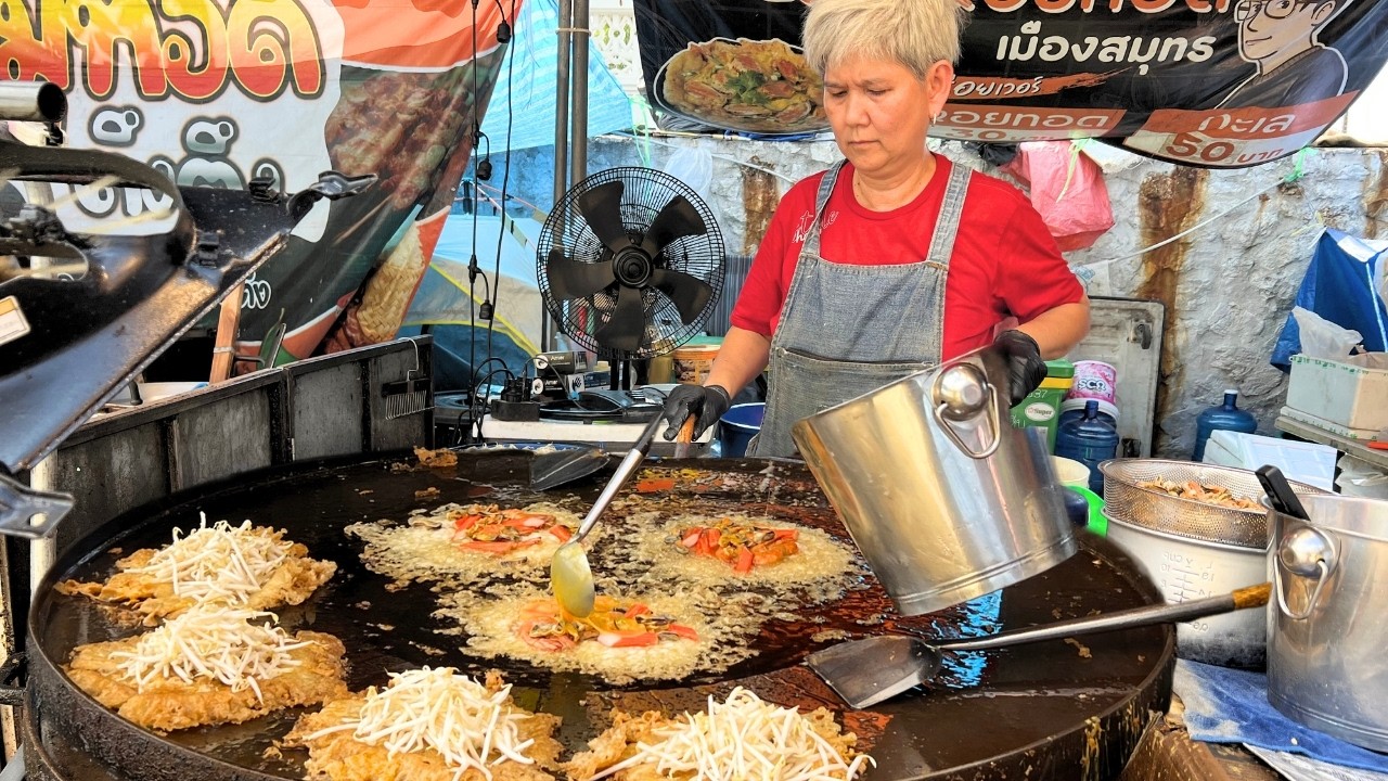 Sold Out Fast! Mussels Seafood Omelette Cooking in the Large Iron Pan | Thai Street Food