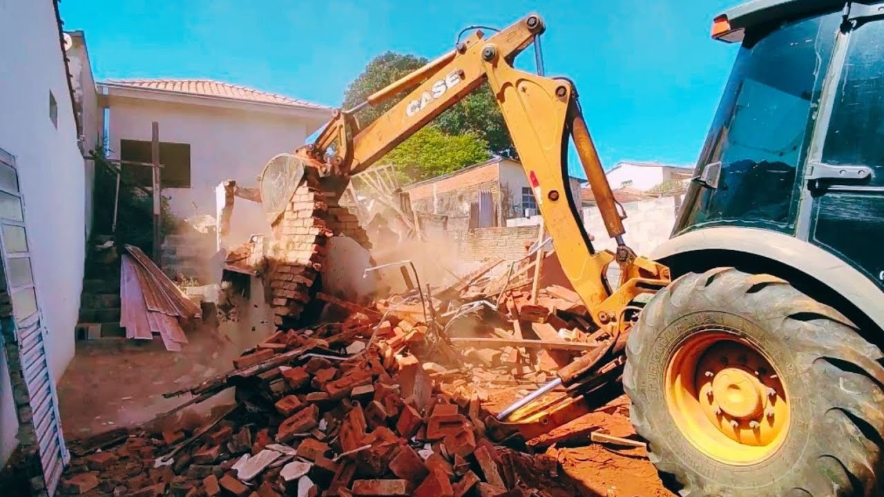 Derrubando uma casa com a retroescavadeira case 580m