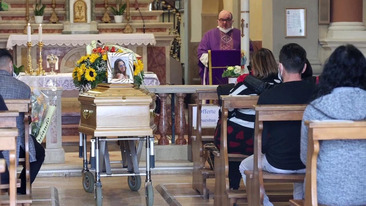Femminicidio a Bondeno, il paese si ferma per dire addio a Rossella