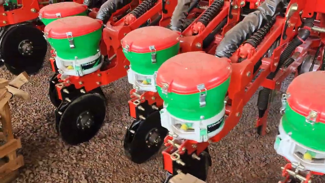 MEU PRIMO VAI COMPRAR UMA PLANTADEIRA E ESTÁ INDECISO... PLANTI CENTER OU MASSEY FERGUSON?