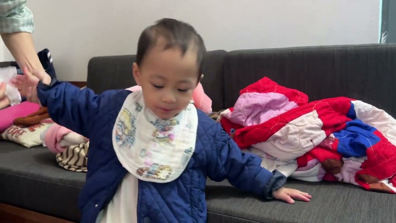 Sóc con ăn thanh long! 