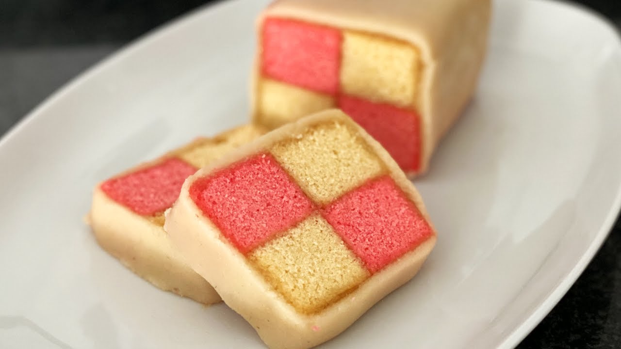 Battenberg cake | Receta bizcocho ajedrez cubierto con mazapán.