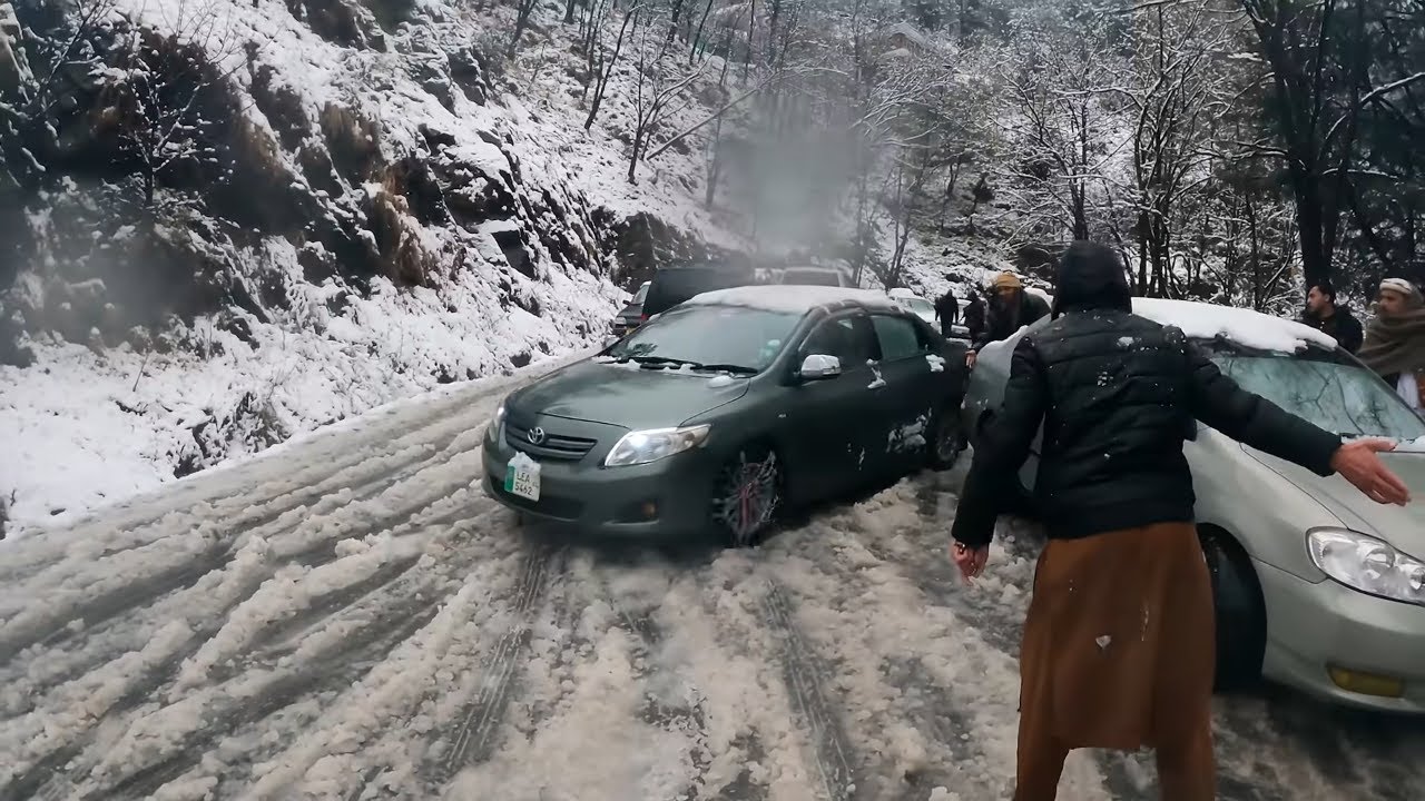ULTIMATE Compilation of Car & Truck Slip in Snow / Snowfall in Murree! High Quality Cameras