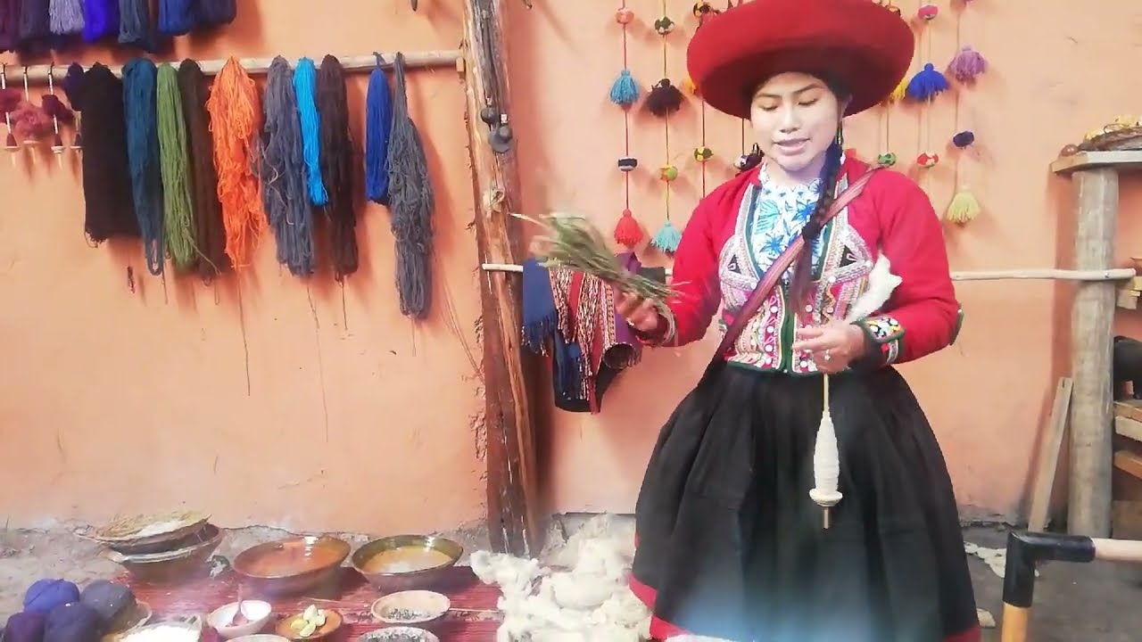 Impresionante explicación sobre el teñido y tejido con lana en Chincheros, Cusco - Perú, 2022