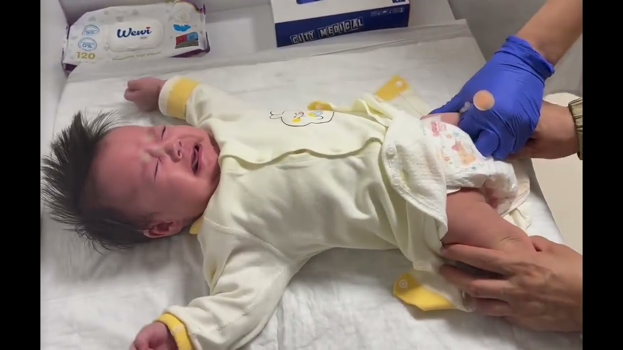 Baby getting vaccination💉crying 😱😭#babycrying #vaccination #shortsfeed 