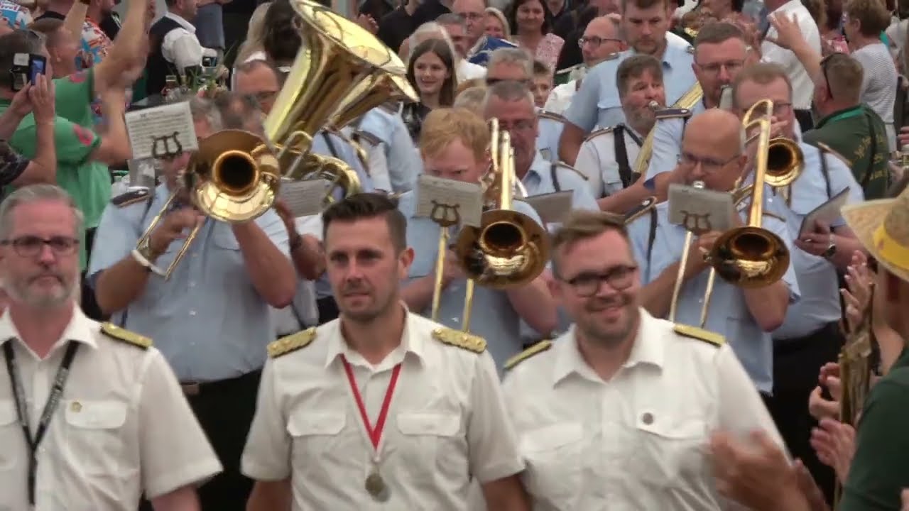 Schützenfest in der Zollfeste Zons das neue Königpaar 2023-2024 wird im Festzelt begrüßt.