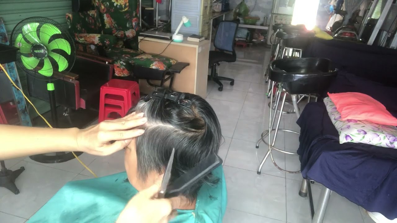 Tạo mẫu tóc cho cô khách quen 
