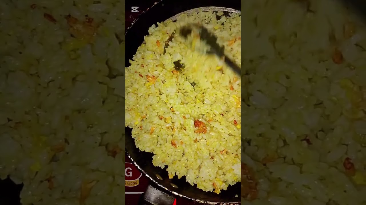 শীতের দিনে ভাত ভাজা খেতে মজাই  কিন্তু তার সাথে যদি ডিম দিয়ে ভাজা হয়