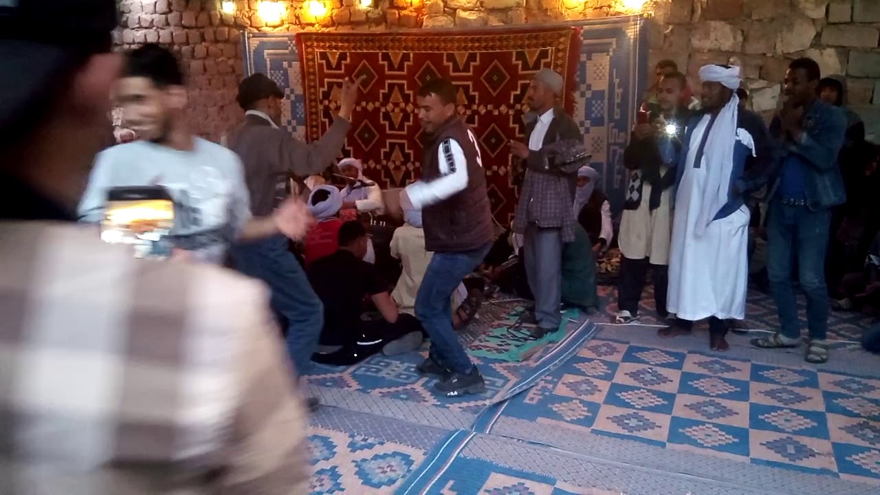 الرقص على انغام الروبو .افضل رقاصي المنيعة روووعة