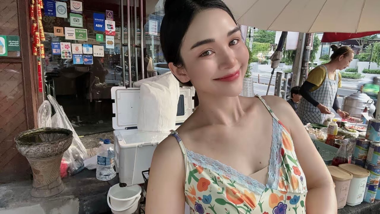 LIVE Street Caf&eacute; - Welcome Family 🤗 Ploysai Coffee Lady in Bangkok Thailand - Thai Street Food