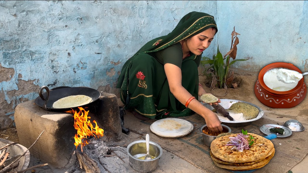 मैंने बनाये चूल्हे पर पराठे😍।aalu bathua prantha ।desi Village lifestyle ।desi khana ।desi food vlog