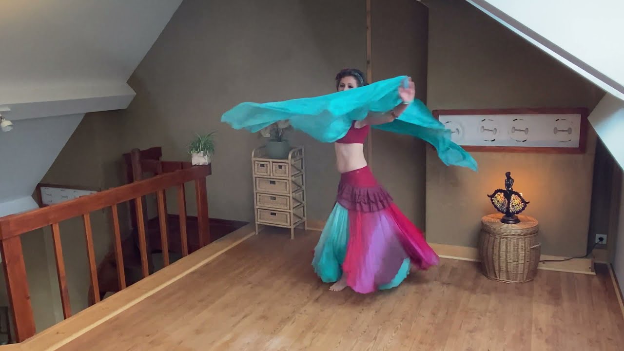 Emotional belly dance performance by Maëlle after cancer treatments