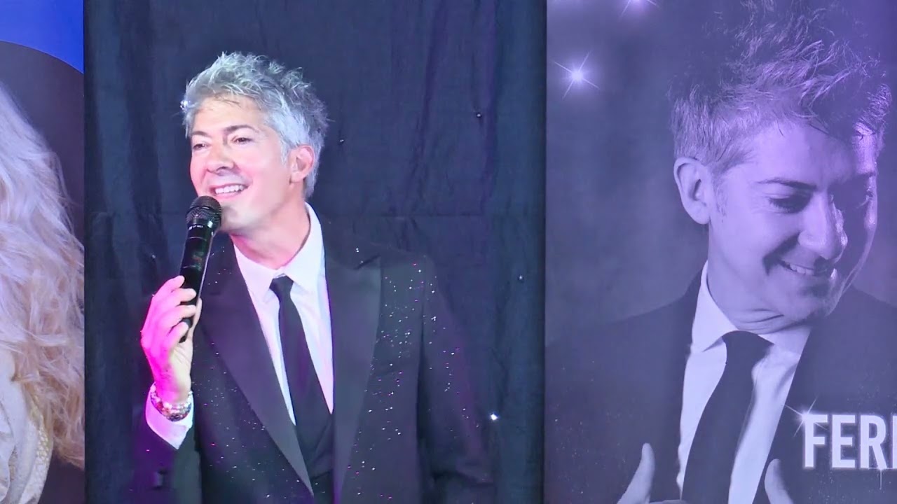 Fernando chante Iglésias dans un medley