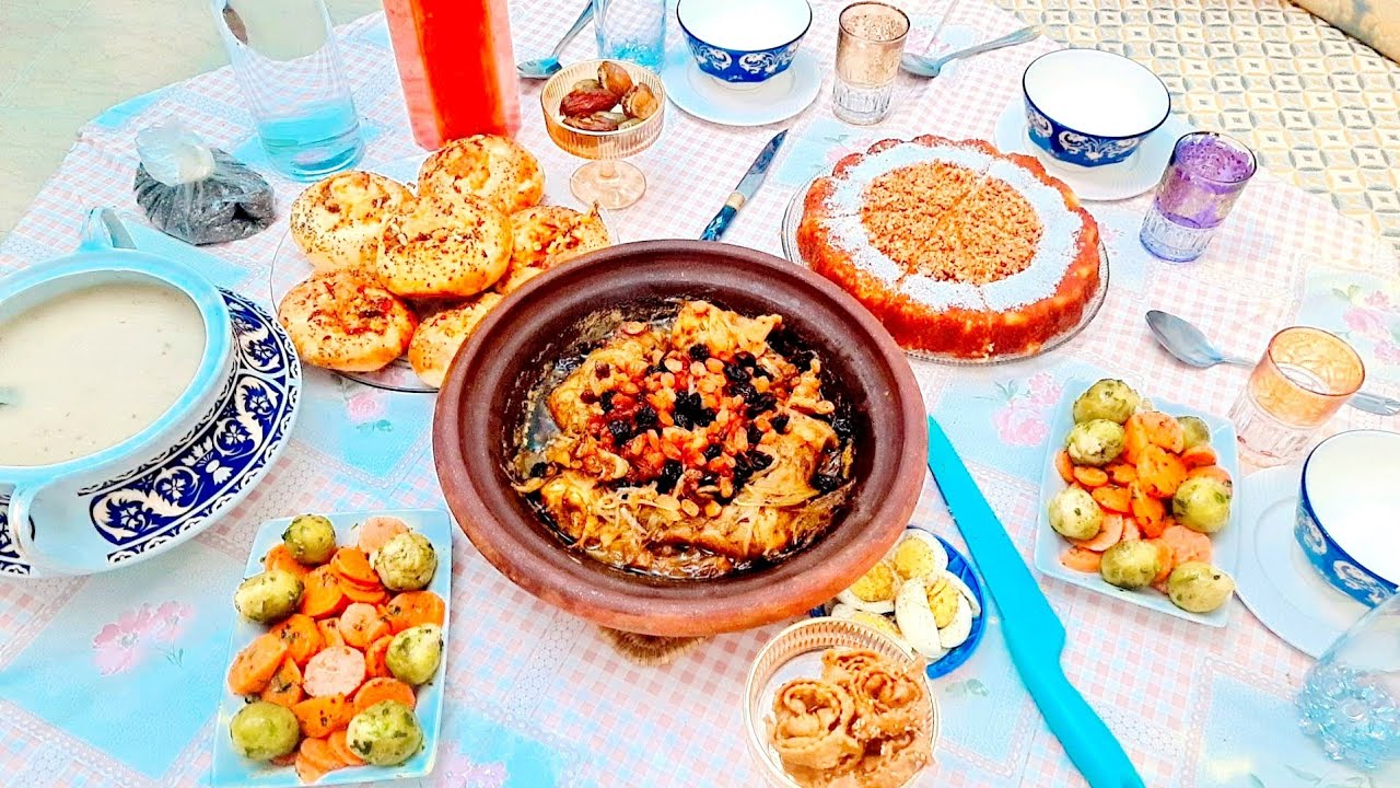 فطور اليوم :  كيفاش تجيك البصلة  رطبة في الطجين : كريصات مالحين: بسبوسة عصير  وخضر مشرملة