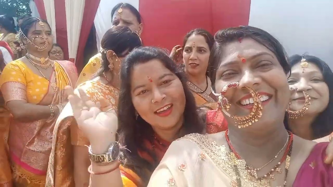 हमारी उत्तराखंड संस्कृति धन्य है ,,जमीन में बैठ कर भोजन का आनंद ,,मांगल ,ढोले दमों पर जमकर नाचे सब
