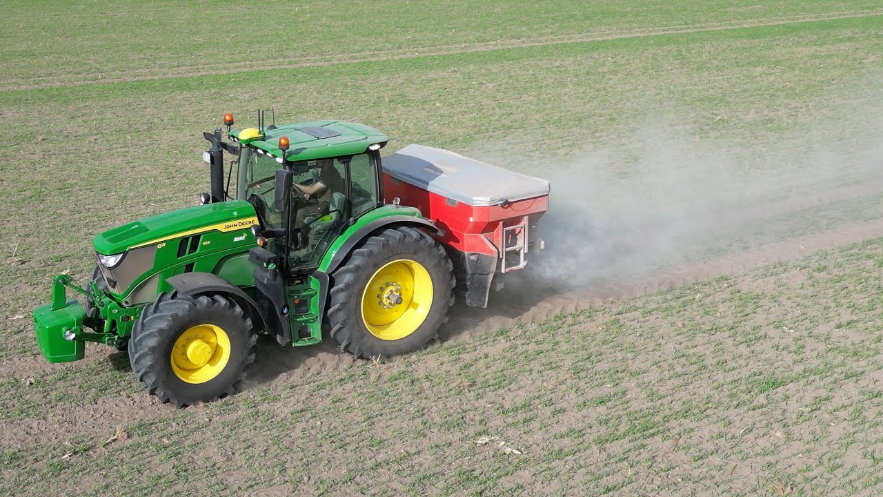 JOHN DEERE 6R 185 mit RAUCH AXIS Streuer / 4K