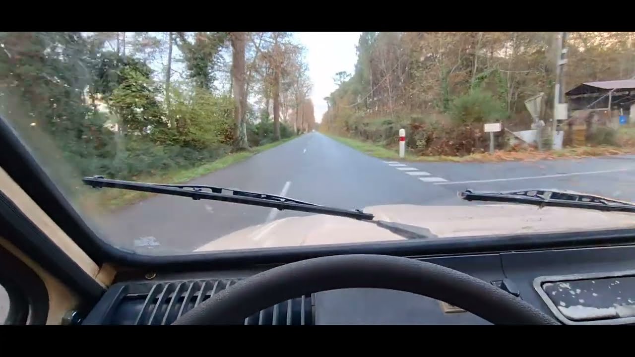 02 Ep 13 Citroën Dyane 6 sur la route par temps pluvieux.