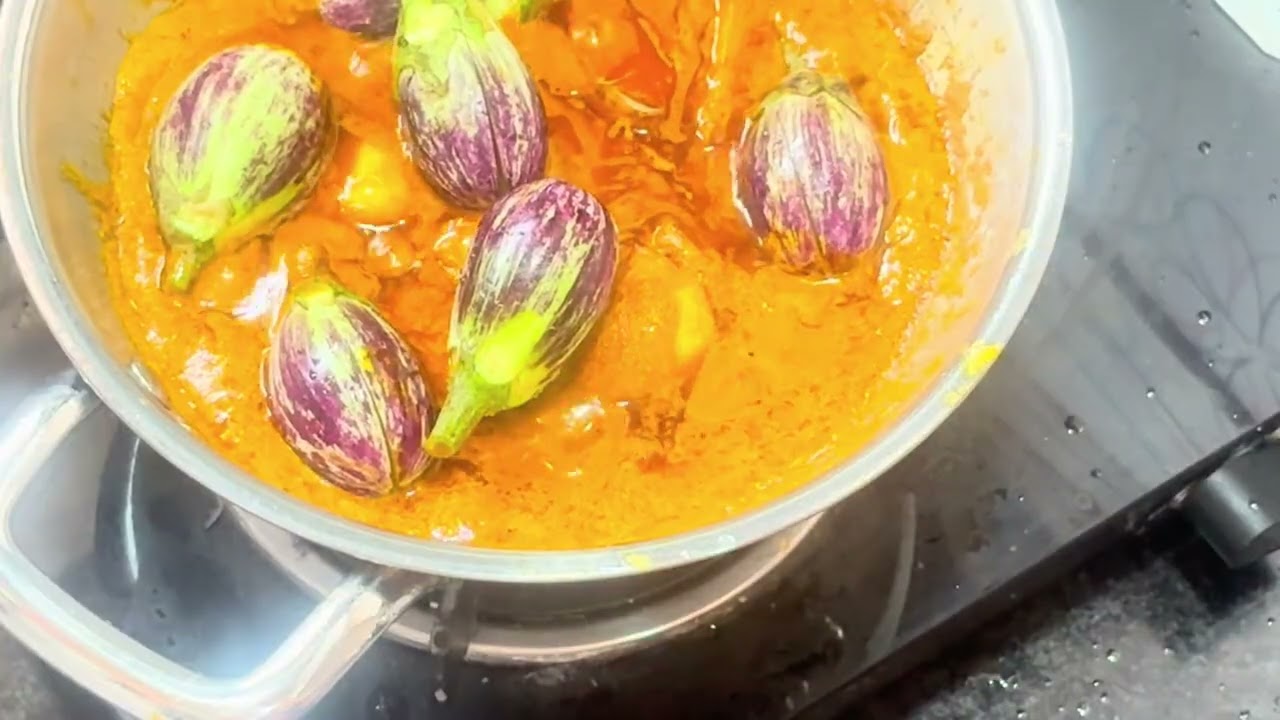 bombay duck(dry bombil) brinjal(eggplant) potato gravy by almas ka kitchen like share subscribe kre