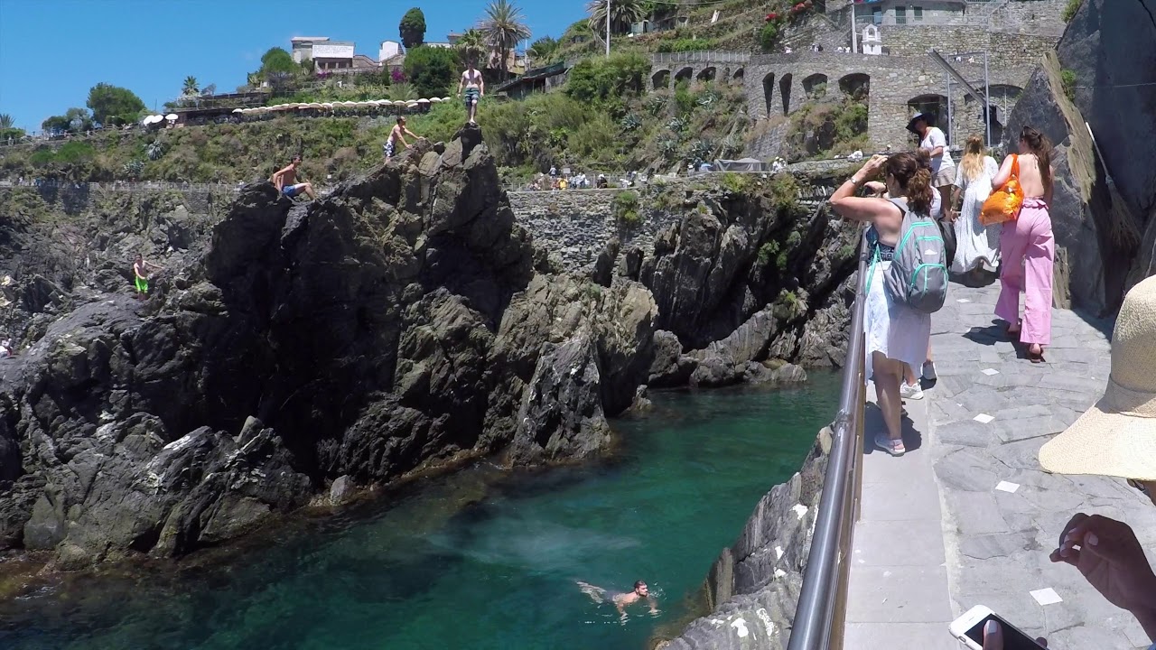 Cliff diving at Manarola (in 4K)