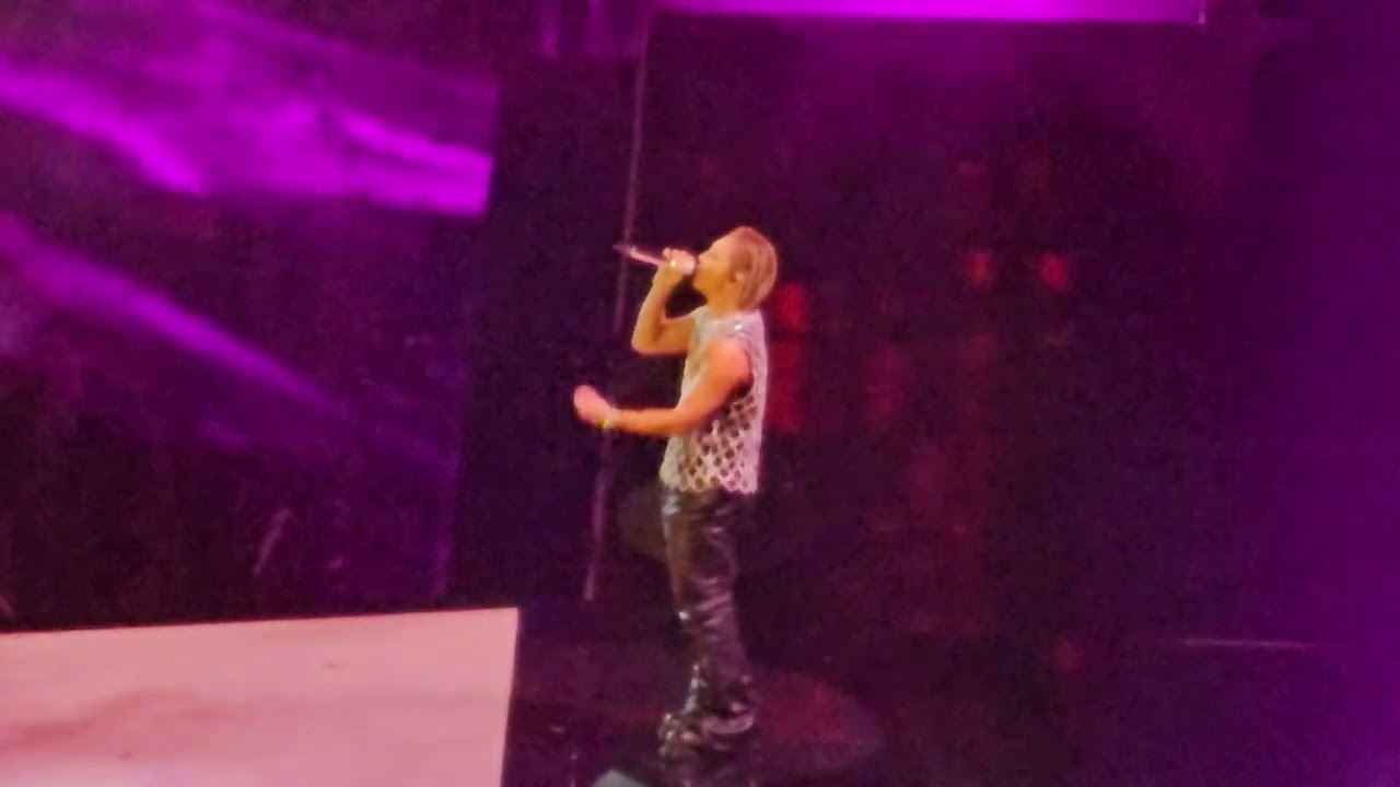 Taeyang (BIGBANG)  / Eyes, Nose, lips live ( gala des pieces jaunes 2025 Paris )