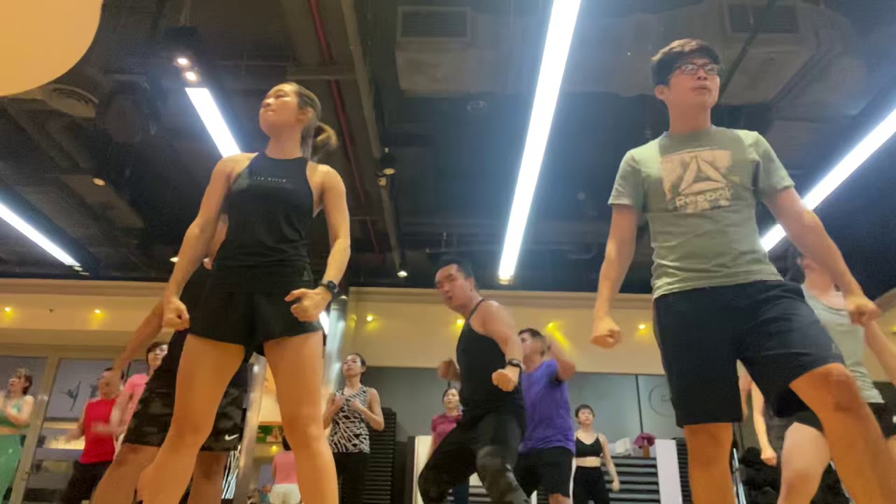 Body combat 82 Track 1 - Turn it up & Barraca